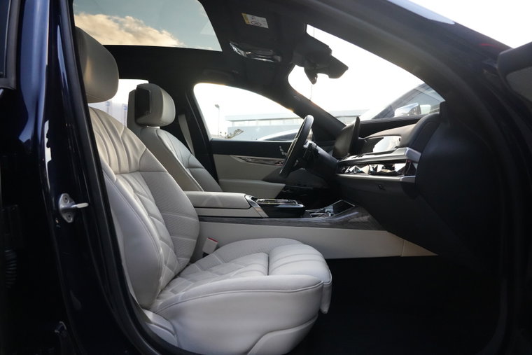 Vehicle Image 8