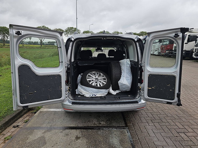 Vehicle Image 13