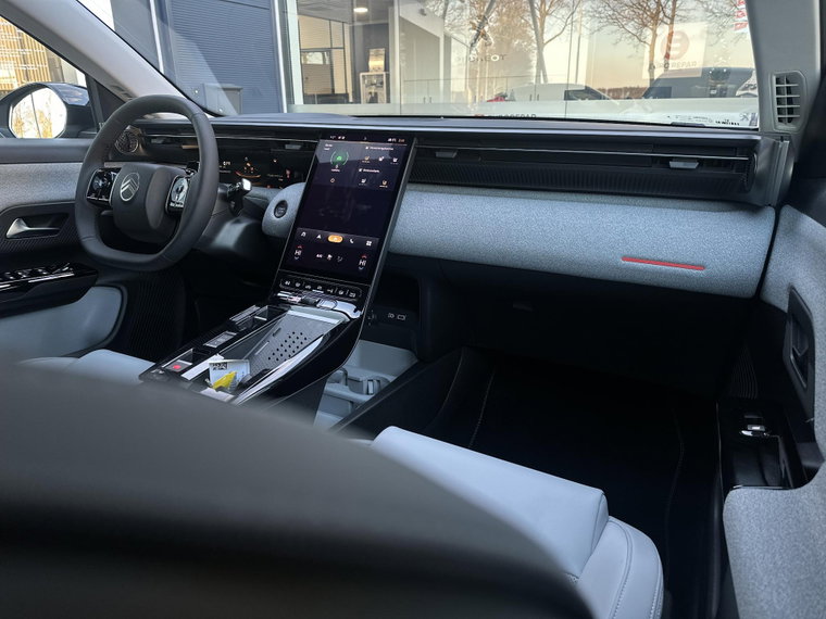 Vehicle Image 16