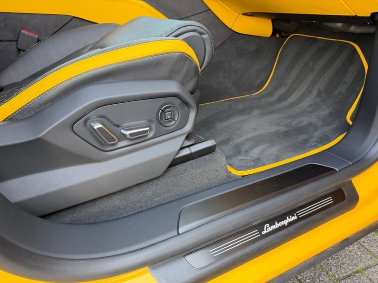 Vehicle Image 32