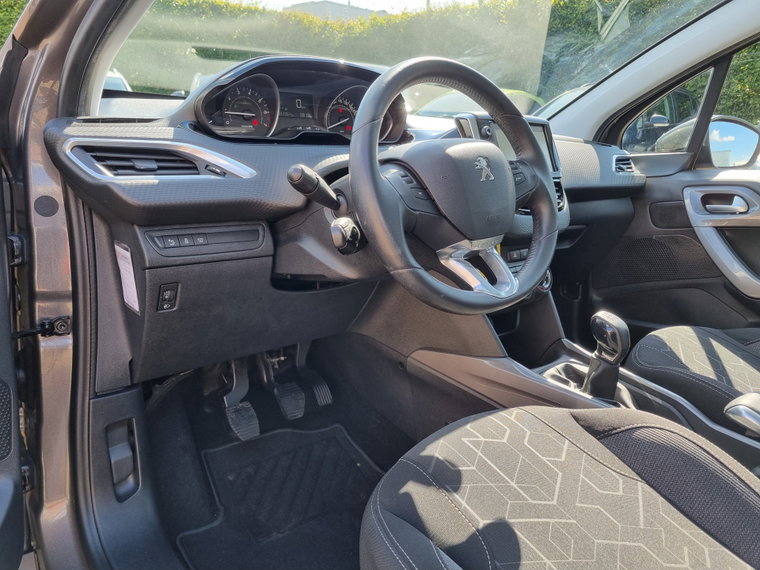 Vehicle Image 25