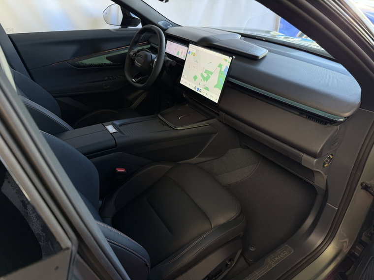 Vehicle Image 32