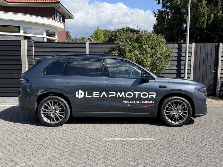 Vehicle Image 8