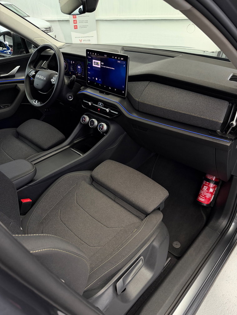 Vehicle Image 25