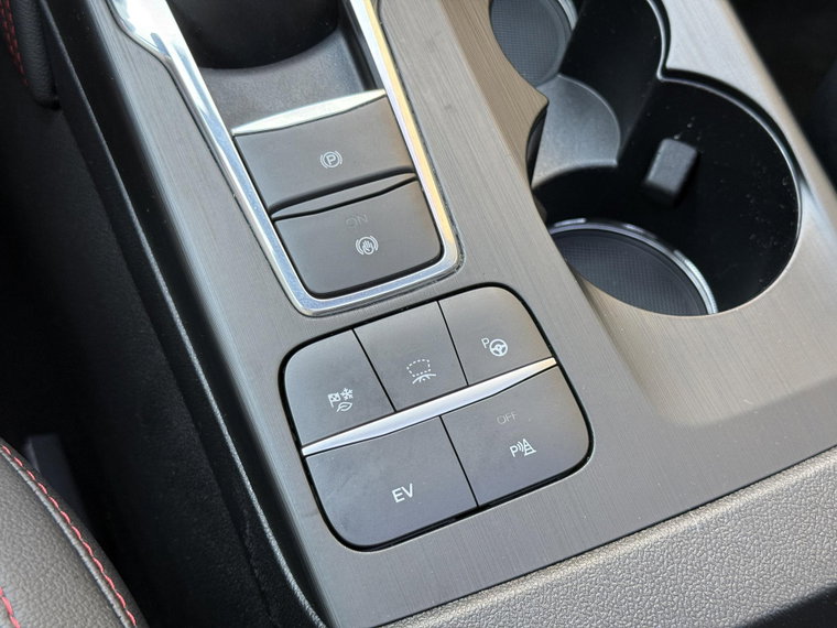 Vehicle Image 25