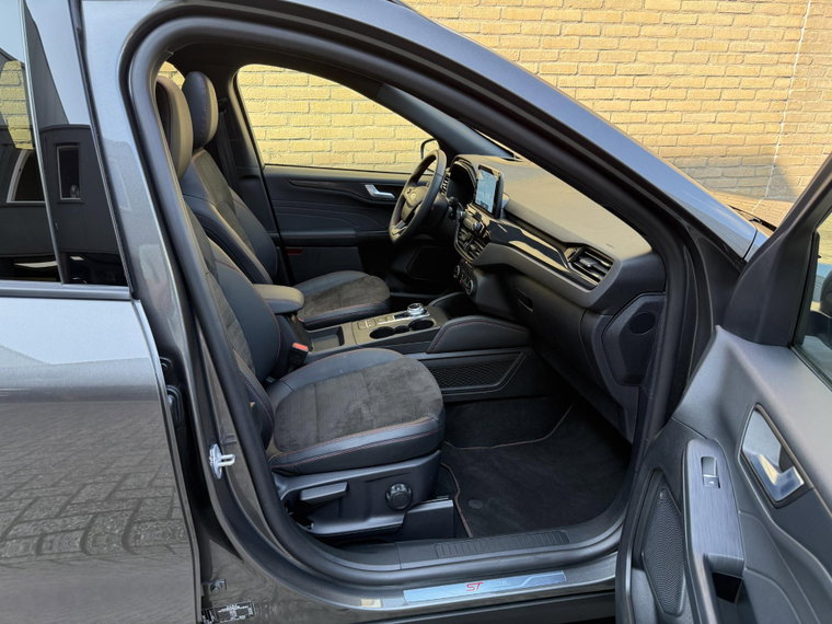 Vehicle Image 32