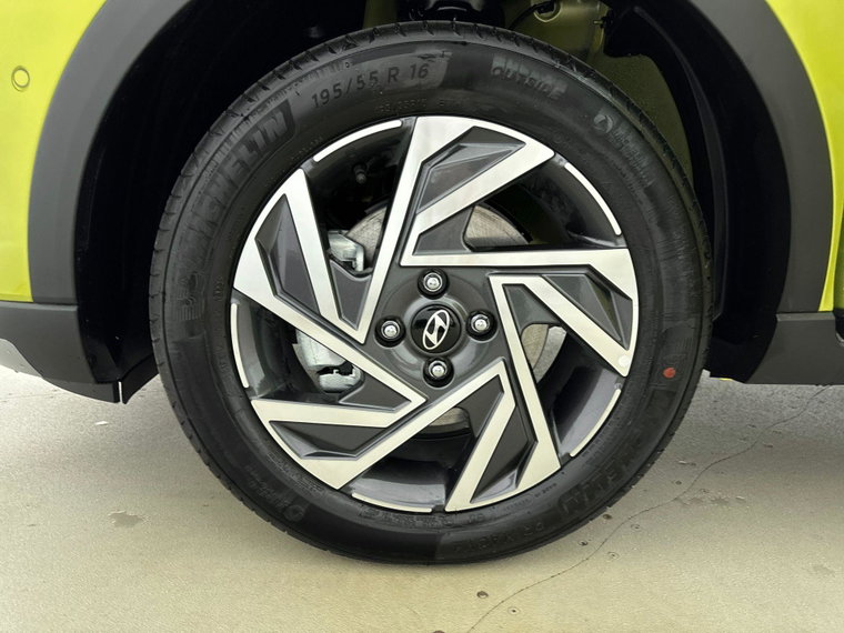 Vehicle Image 25