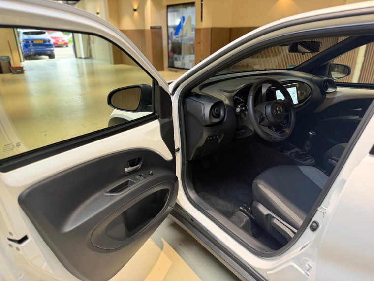 Vehicle Image 16