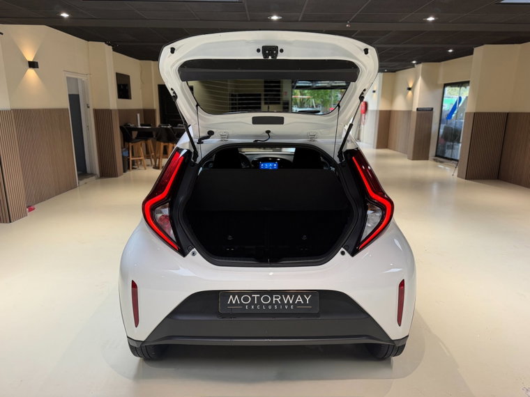 Vehicle Image 38
