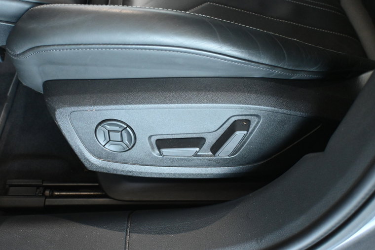 Vehicle Image 32