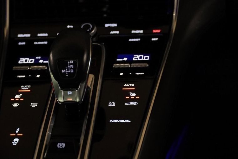Vehicle Image 32
