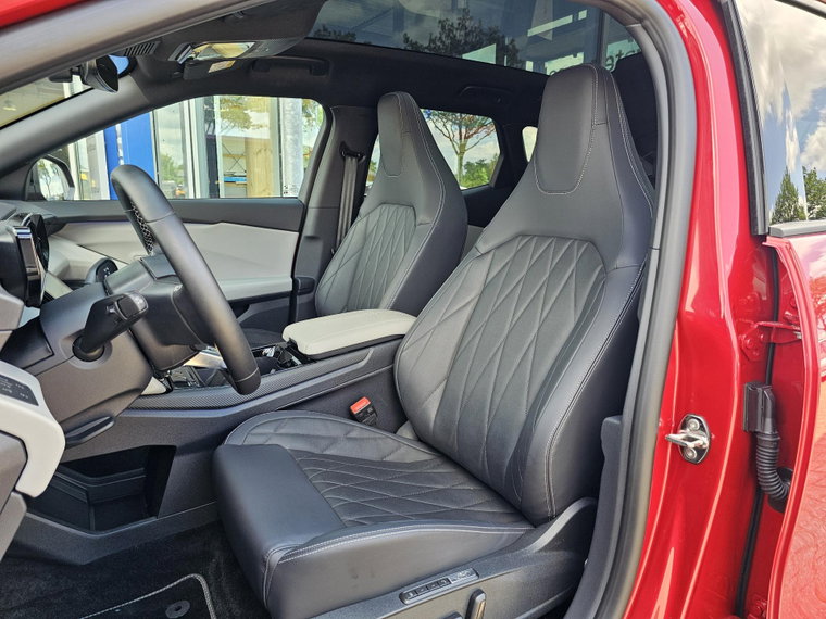 Vehicle Image 25