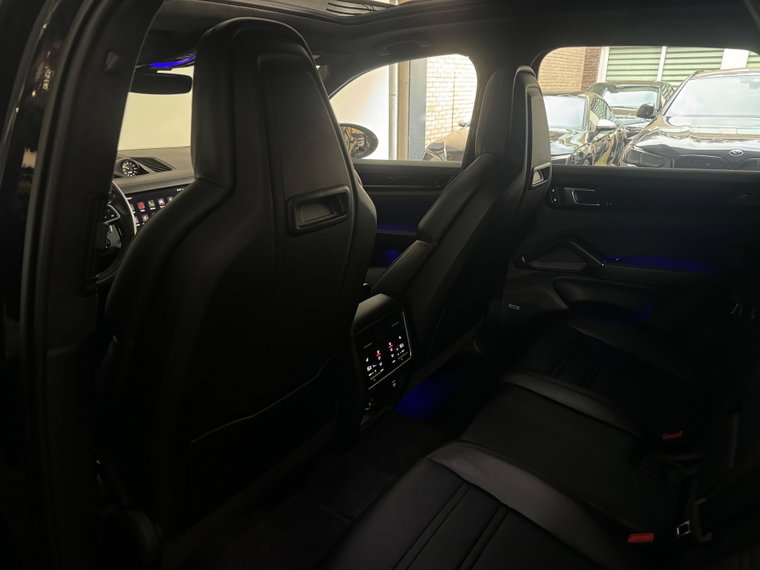 Vehicle Image 32