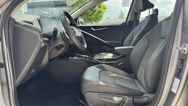 Vehicle Image 8