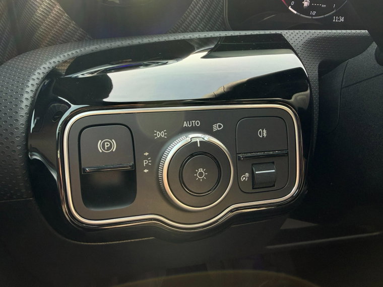 Vehicle Image 32