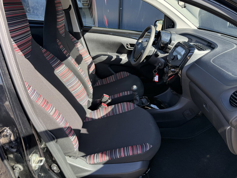Vehicle Image 25