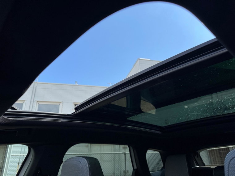 Vehicle Image 25