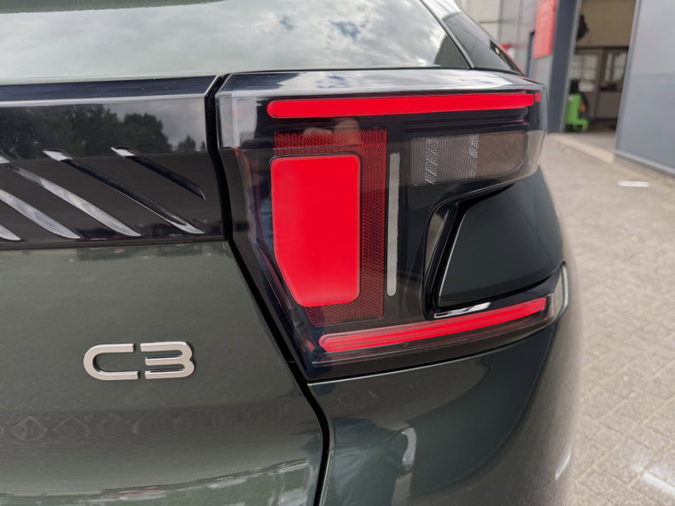 Vehicle Image 25