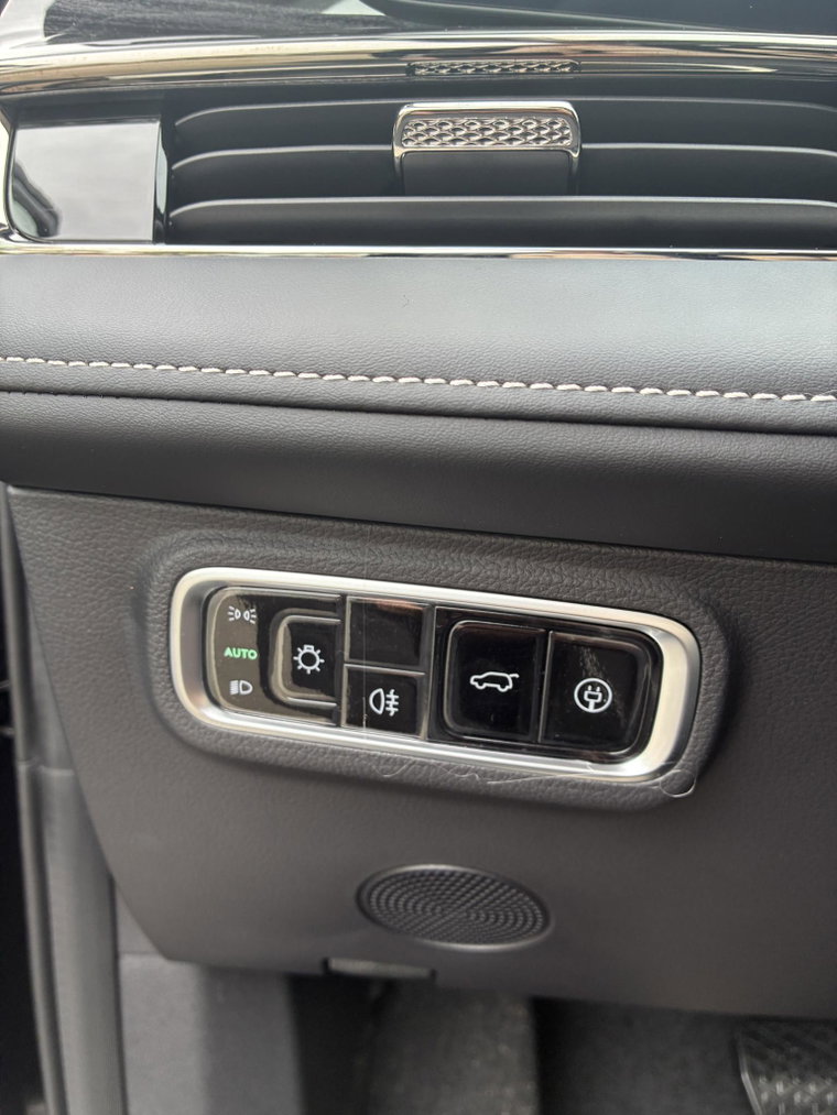 Vehicle Image 32
