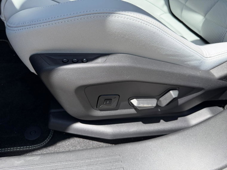 Vehicle Image 26