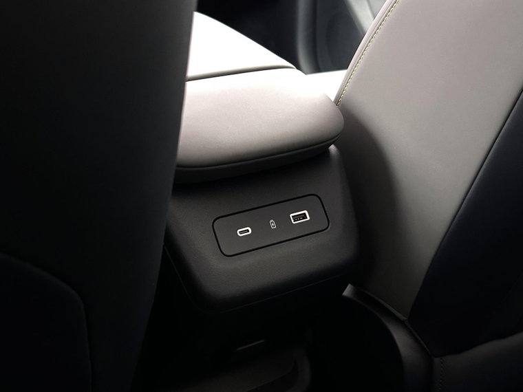 Vehicle Image 32