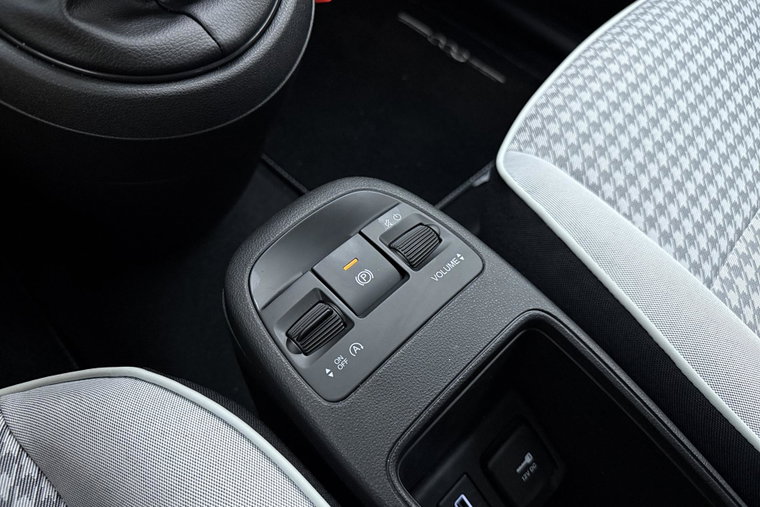 Vehicle Image 25