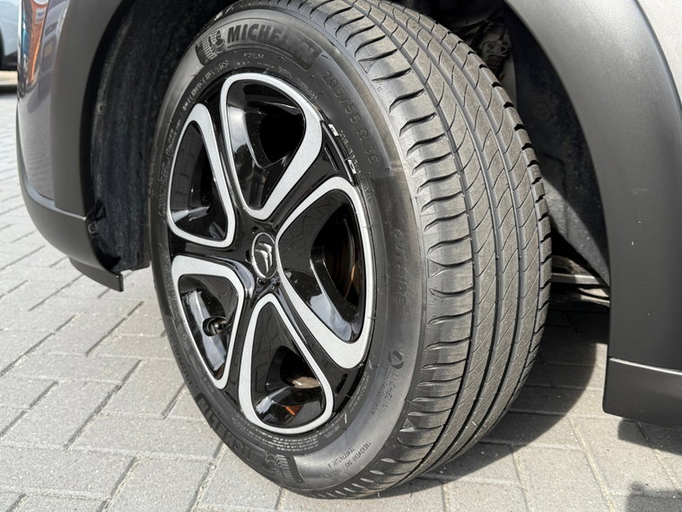 Vehicle Image 25