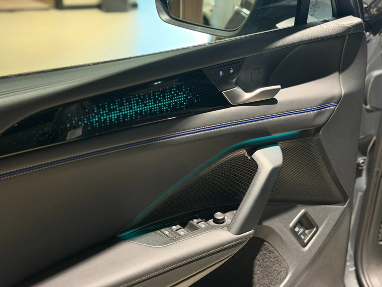 Vehicle Image 17
