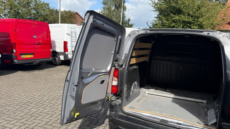 Vehicle Image 12
