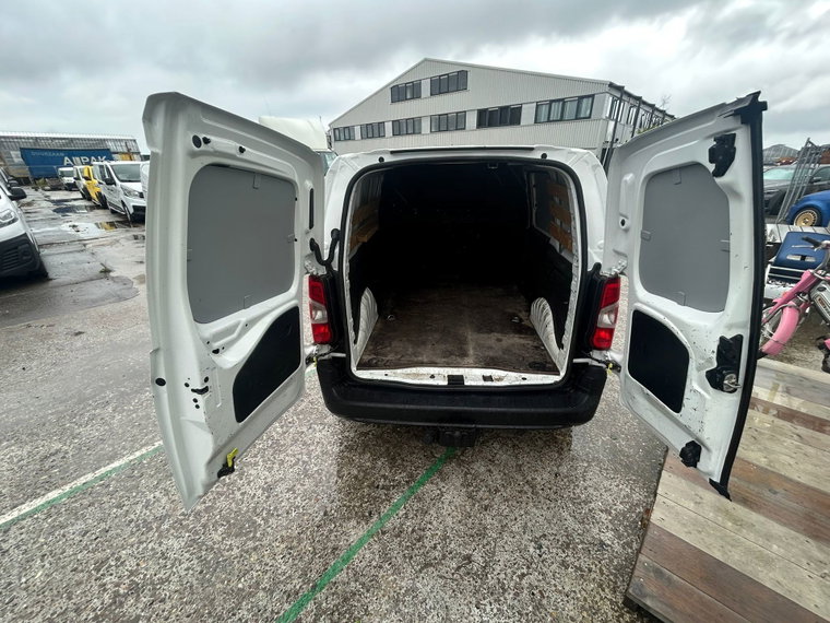 Vehicle Image 12