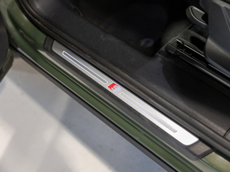 Vehicle Image 25