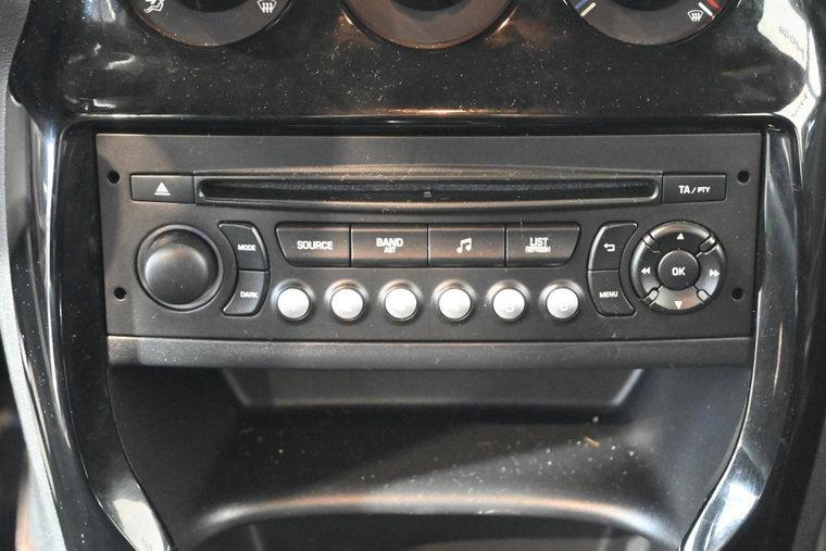 Vehicle Image 25