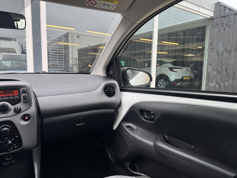 Vehicle Image 16