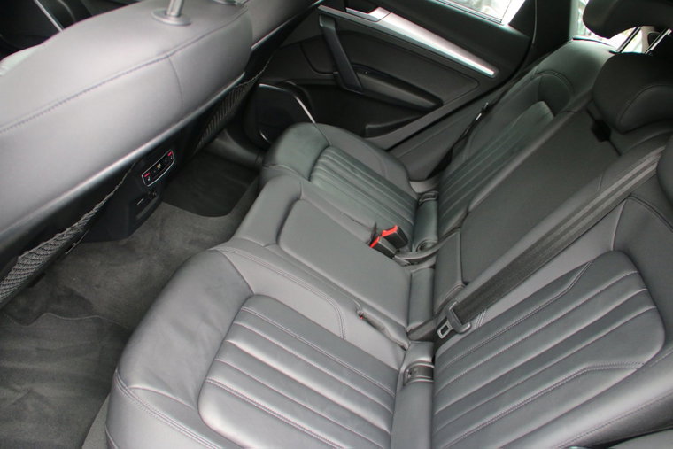 Vehicle Image 25