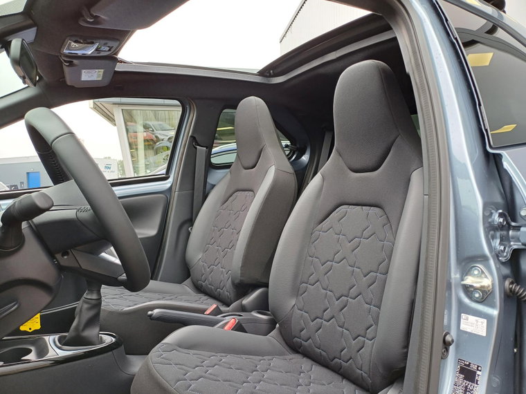 Vehicle Image 16