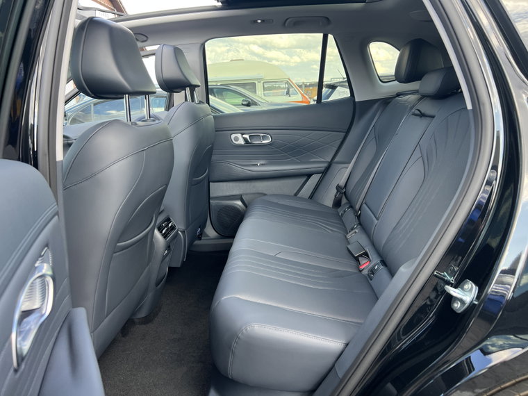 Vehicle Image 25
