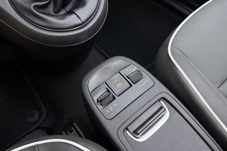 Vehicle Image 25