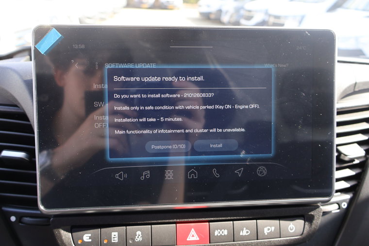 Vehicle Image 25