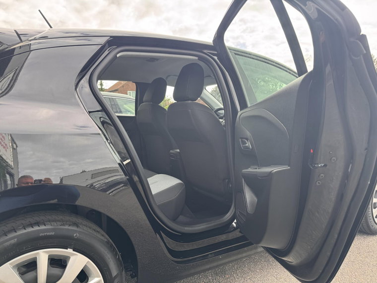 Vehicle Image 16