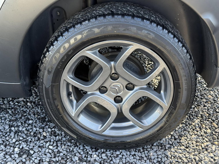Vehicle Image 25