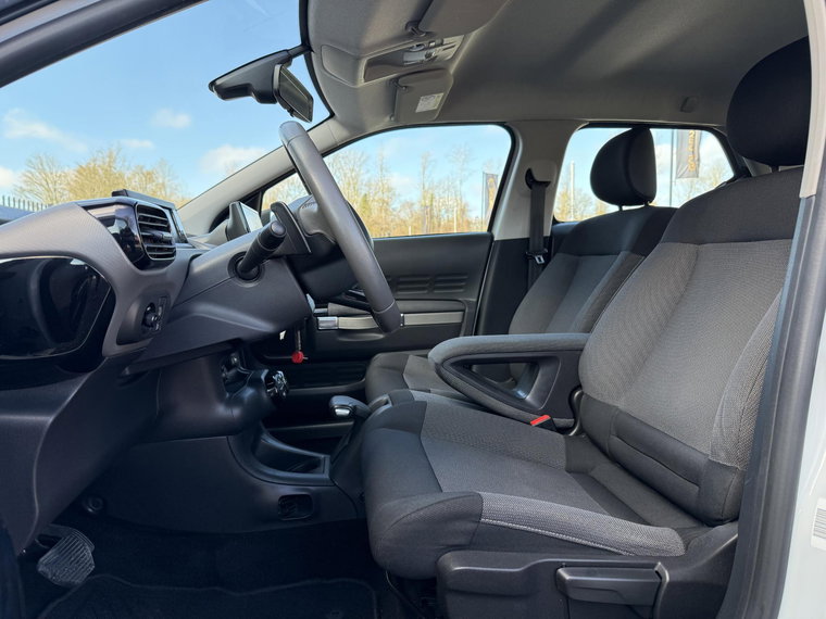 Vehicle Image 7