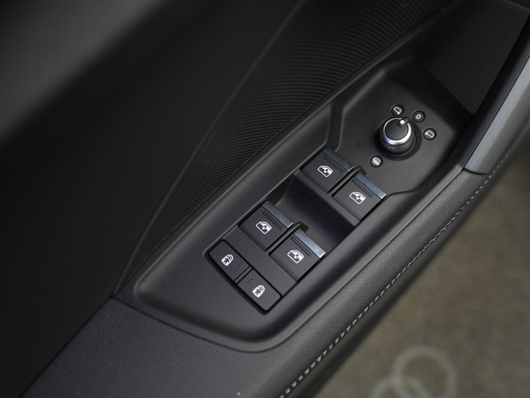 Vehicle Image 32