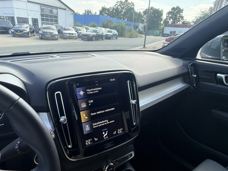 Vehicle Image 32
