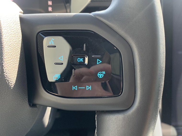 Vehicle Image 25