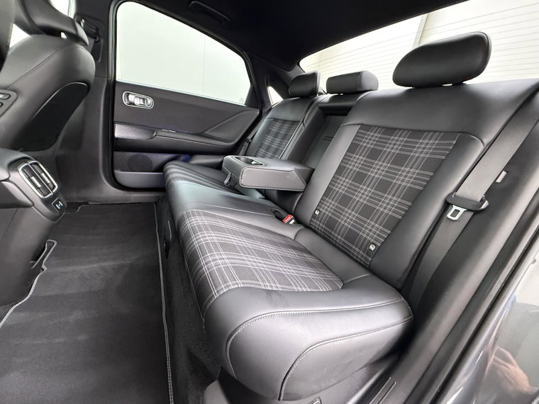 Vehicle Image 25
