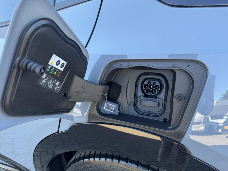 Vehicle Image 25