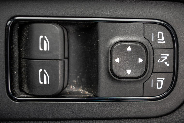Vehicle Image 25