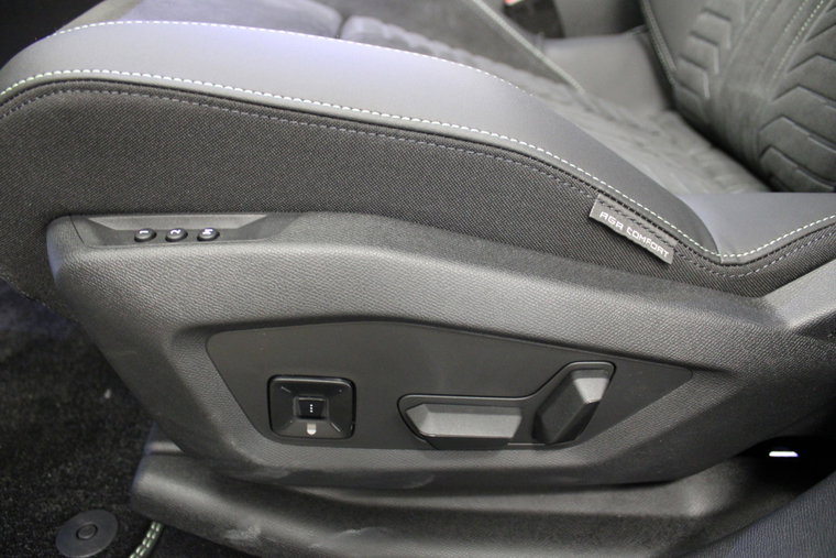 Vehicle Image 25