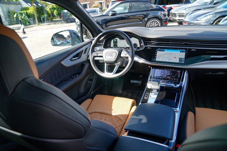 Vehicle Image 25