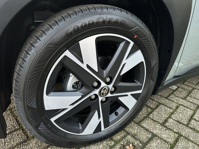 Vehicle Image 16